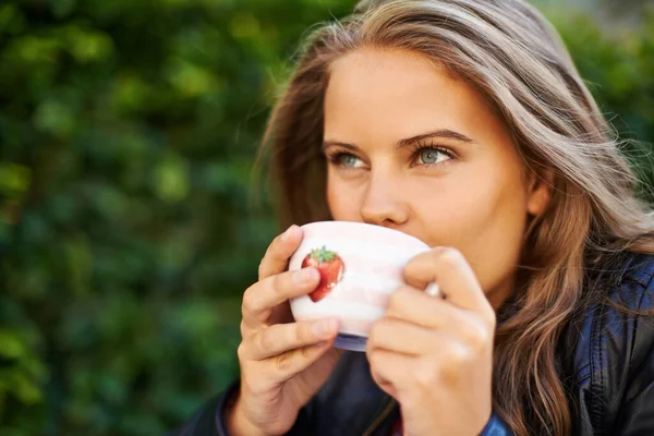 Kadın Bahçede Kahve Içerken Espresso Içerken Dışarıda Kahve Içerken Düşünüyor — Stok fotoğraf
