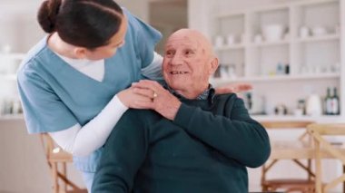 Konuşan, bakıcı ve danışmanlık için evde bulunan yaşlı adam, empati ve tıbbi hizmet. Oturma odasında yaşlı bir hastayla birlikte yardım, destek ve güven için sağlık, emeklilik ve hemşirelik..