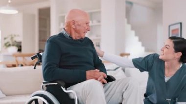 Tekerlekli sandalye, hemşire konuşması ve evde bakım, danışmanlık ve tıbbi hizmet için kıdemli bir adam. Yardım, destek ve refah için engelli yaşlılara sağlık, emeklilik ve bakıcılık.