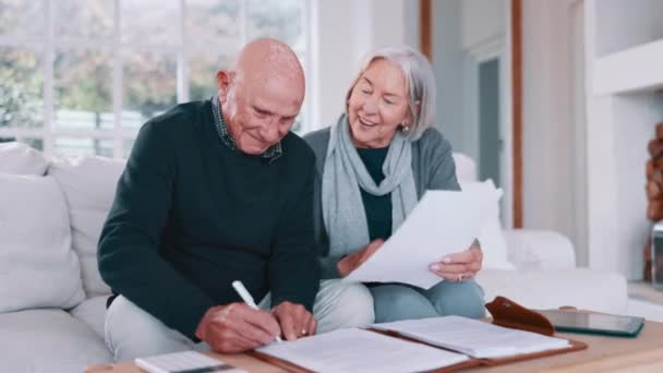 Oudere Echtparen Documenten Rekeningen Voor Huishoudbudget Verzekeringscontract Vermogensbeheer Succes Bank — Stockvideo