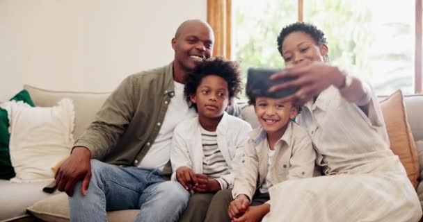 Joyeux Famille Noire Canapé Selfie Pour Photographie Image Mémoire Ensemble — Video