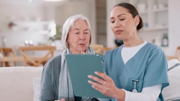 Ανώτερη Γυναίκα Νοσοκόμα Στο Σπίτι Και Tablet Για Συμβουλές Υγειονομικής — Αρχείο Βίντεο