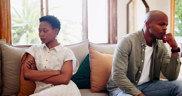 Pareja Negra Frustrada Conflicto Divorcio Sofá Discusión Desacuerdo Ignorar Casa — Vídeos de Stock