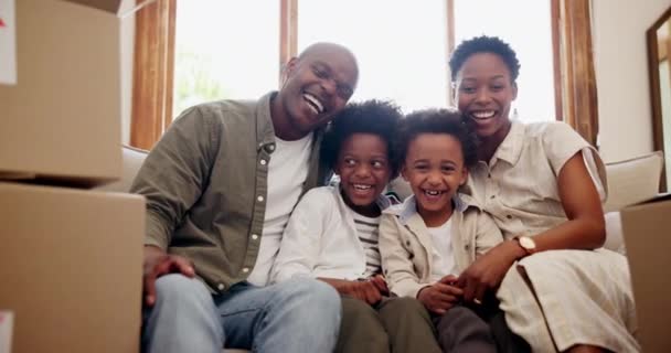 Gelukkige Zwarte Familie Doos Bank Nieuw Huis Investering Woning Ontspannen — Stockvideo