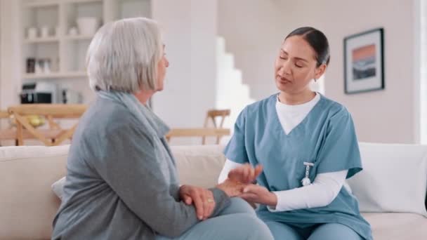 간병인 컨설팅을위한 서비스에 소파에 간호사 신뢰를 거실에서 환자와 이야기 — 비디오