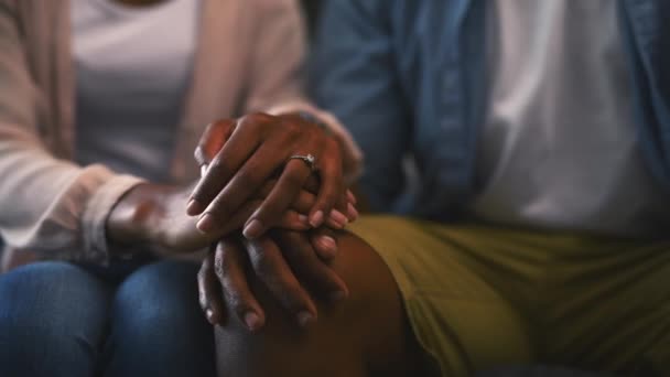 Kanepede Ele Tutuşmak Aşk Evlilik Desteği Yüzük Bağlılık Sadakati Nsanlar — Stok video