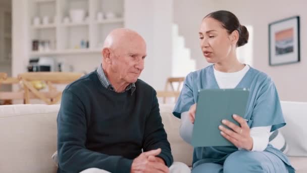 Anciano Enfermera Domiciliaria Tableta Para Consejos Salud Hablar Seguros Planificación — Vídeo de stock