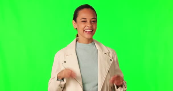 Šťastná Žena Ukazuje Vás Zelenou Obrazovku Výběrem Gestem Ruky Makat — Stock video