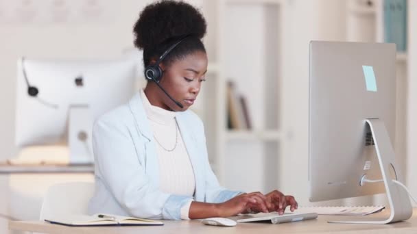 在呼叫中心工作的女性销售支持顾问 拥有耳机和台式计算机的年轻技术电子商务代理 乐于为远程客户提供服务 帮助他们进行在线查询 — 图库视频影像