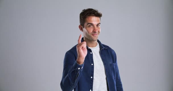 ポイント ハッピーフェイス スタジオの男 グレーバックで励ましのための採用と選択 機会および広告のための指のジェスチャーが付いている人 笑顔の肖像画はモックアップでまたはサインアップします — ストック動画