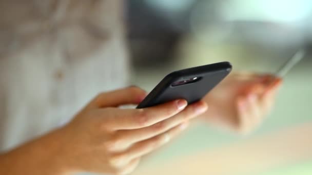 Kobieta Ręce Telefon Kartą Kredytową Zapłaty Zakupy Online Lub Bankowości — Wideo stockowe