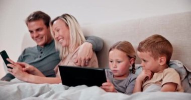 Ebeveynler, çocuklar ve tablet yatak odasında, yatakta izliyor ve oynuyor, teknoloji ve gülümseme. Mutlu, keyifli ve internet çocukluk, dijital ve internet için aile evinde, oyunlarda ve birlikte bağlanmada.