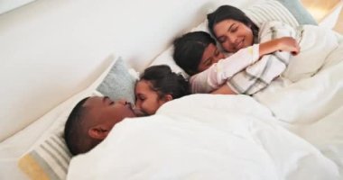 Aile, ebeveynler ve çocuklar sabah kalktığında yatakta sevgiyle uyanır ve birlikte dinlenirler. Anne, baba ve çocuklarla hafta sonları, tatillerde ya da tatillerde evlerinin yatak odasında kucaklaşıyorlar..