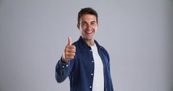 Великі Пальці Вгору Щасливі Обличчя Людиною Студії Щоб Подякувати Голосувати — стокове відео