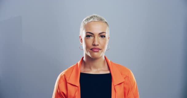 Porträt Glückliche Frau Mit Zuversicht Und Augenzwinkern Studio Für Gleichgesinnte — Stockvideo