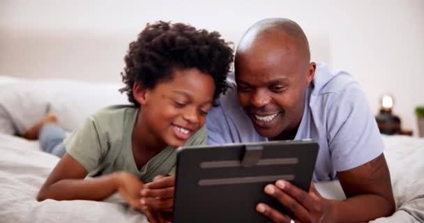 Πατέρας Ευτυχισμένο Μαύρο Παιδί Και Tablet Στην Κρεβατοκάμαρα Μάθουν Παρακολουθήσουν — Αρχείο Βίντεο