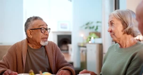 朋友和与老年人的对话 一起在养老院里笑着 以便在早上聚精会神 和一群快乐的老年人在公寓客厅里聊天 — 图库视频影像