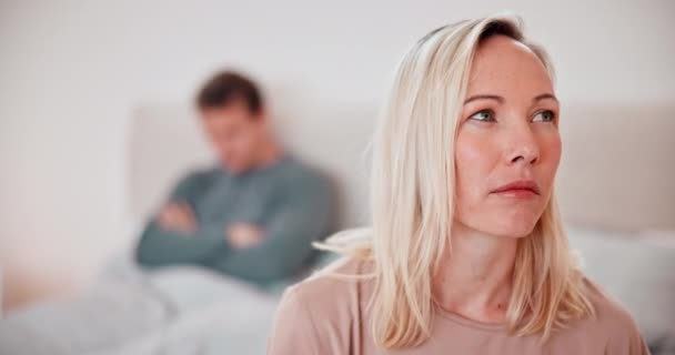Kadın Düşünme Yatak Odasında Stres Ayrılık Evde Zehirli Bir Ilişki — Stok video