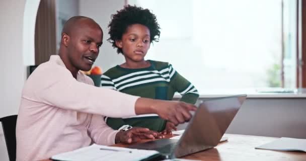 Dítě Rodina Otec Notebooku Pro Line Vzdělávání Learning Podporu Registraci — Stock video