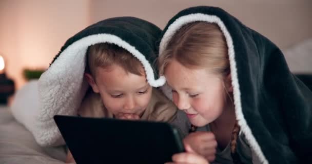 Αγόρι Κορίτσι Και Tablet Στην Κρεβατοκάμαρα Βλέποντας Και Νύχτα Στο — Αρχείο Βίντεο