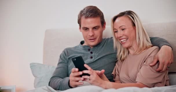 Ζευγάρι Τηλέφωνο Και Χαμόγελο Στην Κρεβατοκάμαρα Για Μέσα Κοινωνικής Δικτύωσης — Αρχείο Βίντεο