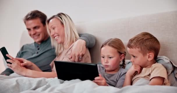 Rodzice Dzieci Tablet Sypialni Oglądania Zabawy Łóżku Technologii Uśmiechu Szczęśliwy — Wideo stockowe