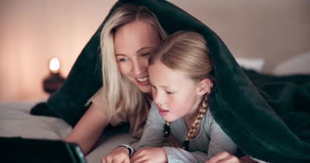Mam Dochter Tablet Slaapkamer Nachts Kijken Spelen Bed Technologie Glimlach — Stockvideo