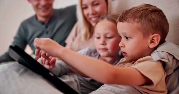 孩子和平板电脑在卧室 游戏和游戏在床上 科技和微笑 女孩和享受童年 家庭的幸福和互联网 游戏和感情的结合 — 图库视频影像