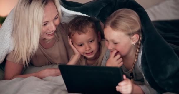 Mamá Niños Tabletas Dormitorio Noche Viendo Cama Tecnología Sonrisa Felicidad — Vídeos de Stock