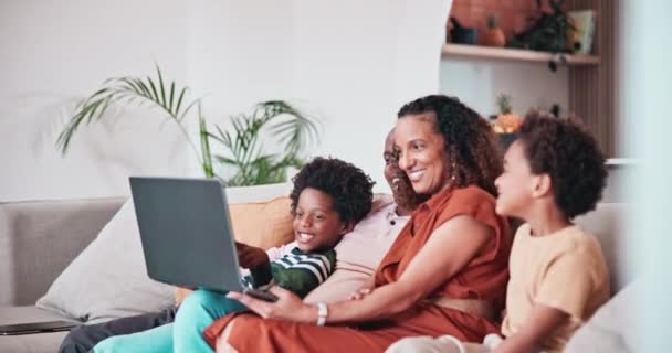 Hem Laptop Prata Och Glad Afrikansk Familj Läsa Info Sociala — Stockvideo