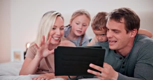快乐的家庭 视频电话和卧室与平板电脑 波浪和玩在床上 科技和微笑 爸爸和网上的童年 快乐和互联网与兴奋 游戏和结合在一起 — 图库视频影像