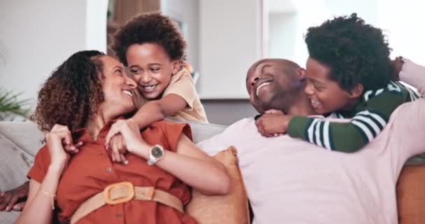 拥抱和快乐的非洲家庭的爱 团结和微笑在一起 为孩子们支持 照顾和放松周末 客厅沙发和年幼的孩子 父母拥抱兄弟 — 图库视频影像