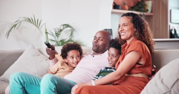 放松和非洲家庭看电视 电影和流媒体 有线电视网络或订阅视频 广播和幼儿 父母在沙发上看电视 — 图库视频影像