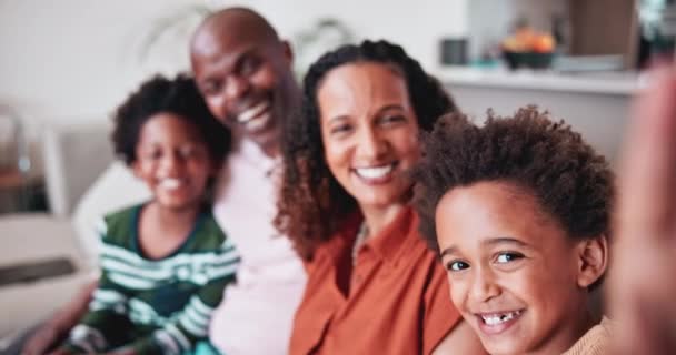 ホーム 顔のセルフィーと幸せなアフリカの家族の愛 子供の記憶写真のための絆と笑顔 ママとパパ 若い子供 父親の肖像画 プロフィール写真 — ストック動画