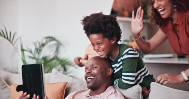 黑人家庭 视频电话平板电脑和父母带着孩子坐在客厅的沙发上 与母亲 父亲和男孩一起在公寓里微笑 挥挥手或打招呼 — 图库视频影像
