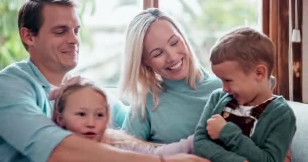 Moeder Vader Kinderen Kietelen Bank Voor Een Gelukkige Verbinding Kinderen — Stockvideo