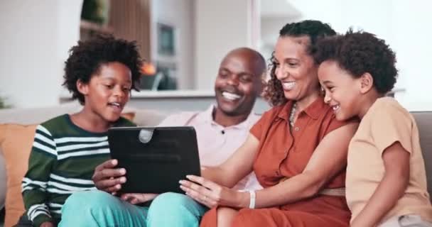 家庭平板电脑 会说话和快乐的非洲家庭观看网络视频 社交媒体迷因以及与年幼儿童交谈的父母 在网上 爱和放松与孩子们的联系 父母坐在沙发上 — 图库视频影像