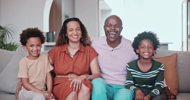 欢笑和快乐的非洲家庭的爱 结合和微笑为孩子们支持 照顾和放松周末 兄弟姐妹的肖像 父母和年幼的孩子 父母坐在沙发上 — 图库视频影像