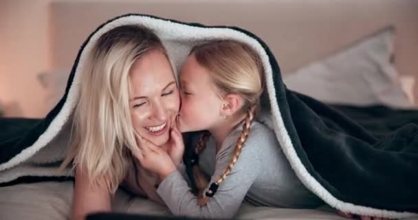 Mãe Filha Tablet Quarto Beijar Brincar Cama Tecnologia Sorriso Felicidade — Vídeo de Stock