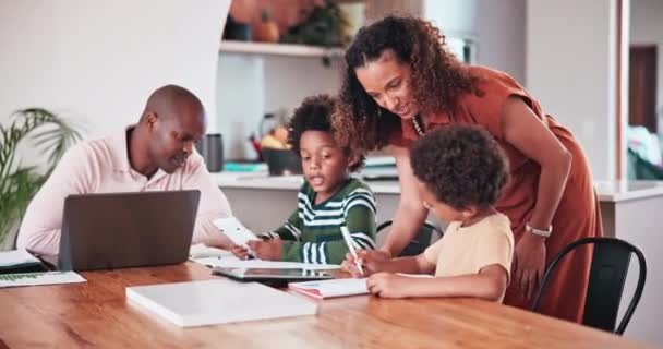 Mutlu Siyahi Aile Mutfakta Yazma Çalışma Öğrenme Eğitim Ödevi Için — Stok video