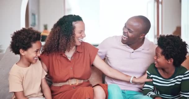 快乐的非洲家庭对话 有趣的讨论和父母在家里和小孩说话 父母坐在客厅的沙发上 幽默和放松地把孩子们联系在一起 — 图库视频影像