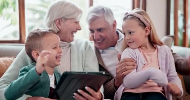 게임을위한 소파에 어린이 조부모와 태블릿 이야기 디지털 스트리밍 재미있는 온라인 — 비디오