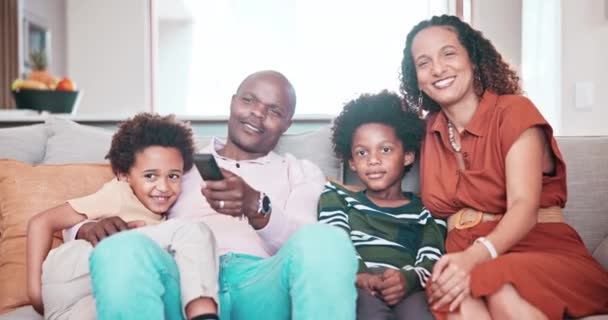 遥远和放松的非洲家庭收看电视节目 电影和流媒体 视频或订阅节目 有爱心 有感情 有年幼的孩子 爸爸妈妈在家里的沙发上看电视 — 图库视频影像