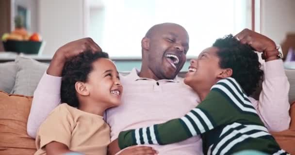 放松和欢笑非洲家庭的对话 有趣的讨论和孩子们在家里听爸爸讲笑话幽默 休闲沙发和拥抱父亲的年幼孩子 兄弟或兄弟姐妹 — 图库视频影像