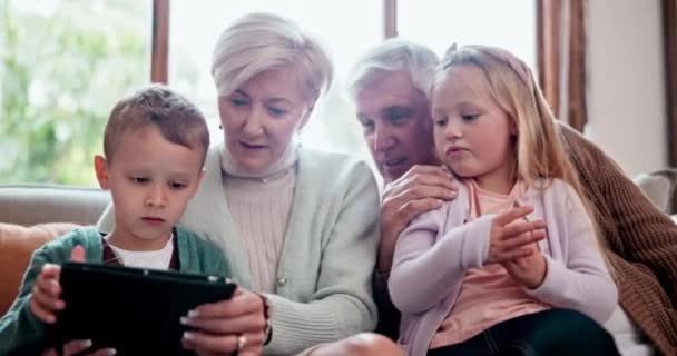 Kinderen Grootouders Tablet Bank Spelend Pratend Spelend Gesprek Meisje Jongen — Stockvideo