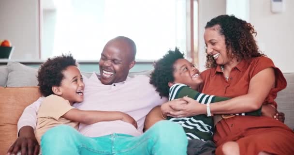 欢笑和快乐的非洲家庭对话 有趣的讨论和年幼的孩子 妈妈和爸爸在家里开玩笑 父母和放松年轻的孩子 爸爸妈妈坐在躺椅上 — 图库视频影像