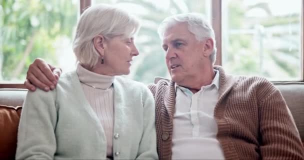 家和老夫妻在沙发上 爱情和退休与浪漫 关系和幸福 老年男子或老妇人躺在沙发上 用婚姻或谈话来拥抱和浪漫 — 图库视频影像