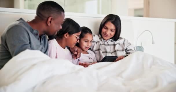 Pais Crianças Família Feliz Com Tablet Cama Para Jogos Online — Vídeo de Stock
