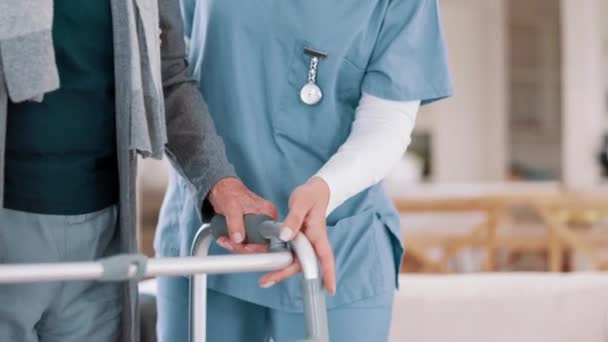 Infirmière Physiothérapie Mains Femme Sur Marchette Dans Maison Récupération Aide — Video