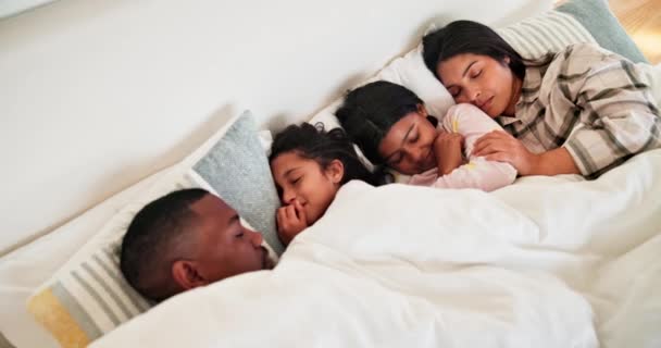 Familia Dormitul Părinții Copii Pat Sus Pace Dimineața Relaxați Împreună — Videoclip de stoc